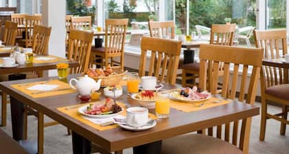 Sunday Saarbruecken Sued Double Room With Armchair