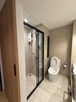 Habitación superior con 2 camas individuales | Baño | Ducha, artículos de higiene personal gratuitos y secador de pelo