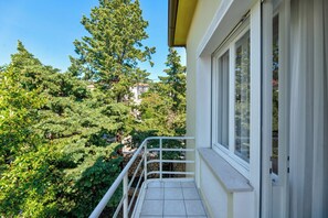 Property grounds - Charming apartment 120 m to the sea - parking & sea view terrace (Crikvenica)