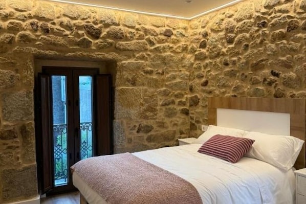 6 bedrooms, iron/ironing board, travel cot, free WiFi