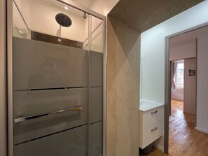 Shower, hair dryer, toilet paper - Cosy, refurbished apartment in gated residence. (La Bourboule)
