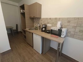Refrigerador, microondas, placa de cocina, utensilios de cocina