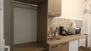 Fridge, microwave, stovetop, cookware/dishes/utensils