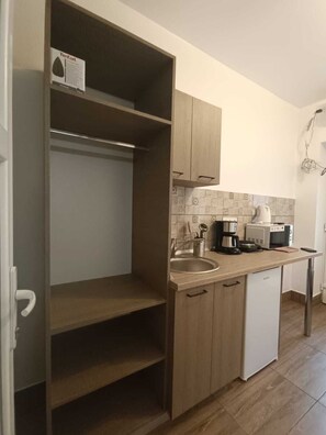Fridge, microwave, stovetop, cookware/dishes/utensils