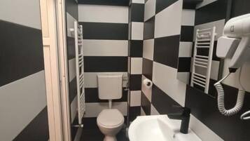 Standard Studio, Courtyard View | Bathroom