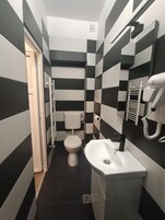 Standard-stúdíóíbúð - útsýni yfir port | Baðherbergi | Sturta, hárblásari, handklæði, sjampó