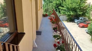 Economy Single Room, Balcony, Courtyard View | Interior