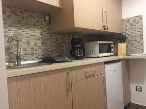 傳統開放式客房, 陽台 | 私人廚房 | 電冰箱、微波爐、爐台、鍋具/餐盤/廚房用品