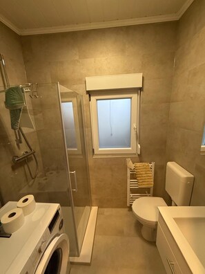 Dusche, Haartrockner, Handtücher, Seife