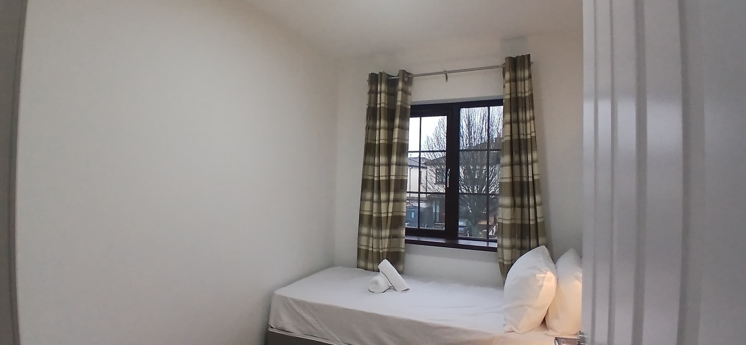3 slaapkamers, een strijkplank/strijkijzer, internet, beddengoed