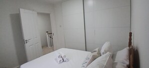 3 bedrooms, iron/ironing board, Internet, bed sheets - Fresh Stylish 3BDR Home with Garden Near City (Dublin)