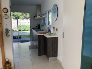 Private kitchen - Spacious villa 100m from the sea in Quimiac ideal for family vacations (Mesquer)