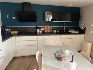 Micro-ondes, four, plaque de cuisson, lave-vaisselle