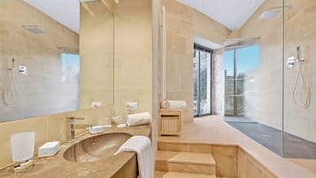 Standard Apartment, Multiple Bedrooms (Borgo Hedone - Jardin) | Bilik Mandi | Pancuran mandi, pengering rambut, bidet, tuala disediakan