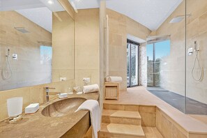 Standard Apartment, Multiple Bedrooms (Borgo Hedone - Jardin) | Bilik Mandi | Pancuran mandi, pengering rambut, bidet, tuala disediakan 