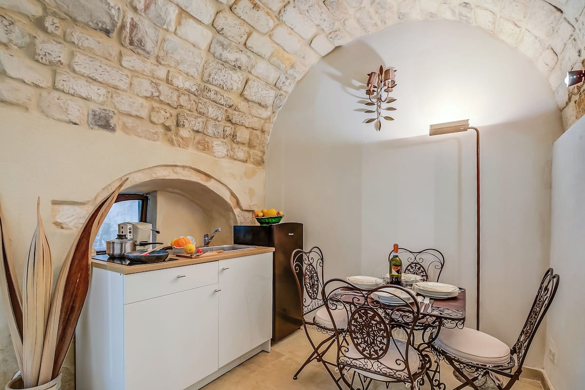 Departamento estándar, varias habitaciones, 2 baños (Borgo Hedone - Rosa) | Cocineta privada | Refrigerador, horno, parrilla de estufa y cafetera y tetera