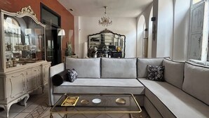 A living room with a sofa, a coffee table, and a mirror. - THE HOUSE OF CLUDIO MARCELO (Córdoba)