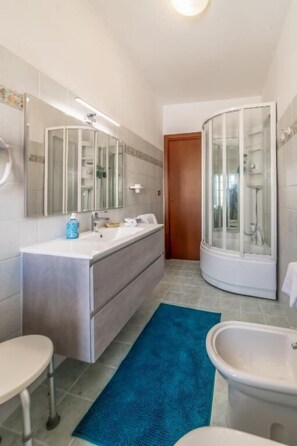 Apartamento, sacada, vista para a cidade | Banheiro