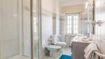 Apartment, Balcony, City View | Bathroom