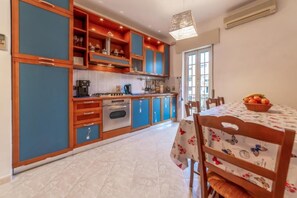 Fridge, oven, stovetop, dishwasher - Luisa Flat - Metro Basilica San Paolo (Rome)