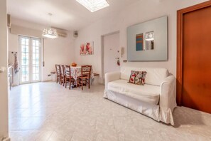 Apartamento, sacada, vista para a cidade | Área de estar
