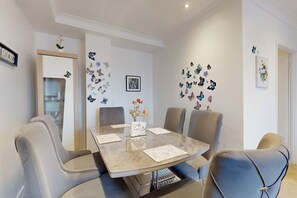 Dining - Modern 2BR Flat | 6-Min Walk to Hounslow East Tube (Hounslow)