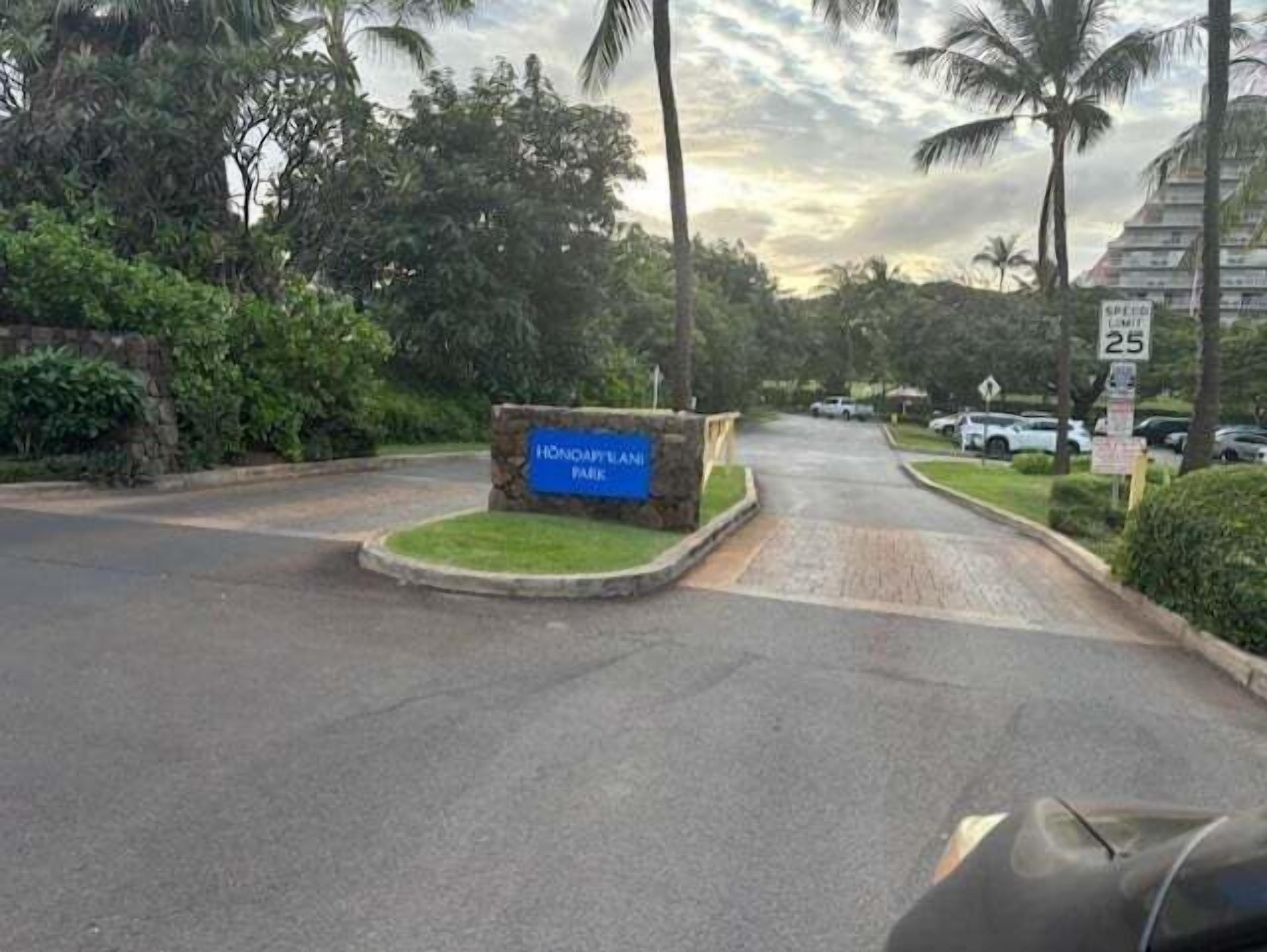 Eine Straße, die zu einem Schild für den internationalen Flughafen Honolulu führt.