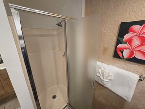 Shower, hair dryer, towels - SUMMER SALE! Experience Oceanfront luxury in West Maui! - Polynesian Shores 224 (Lahaina)