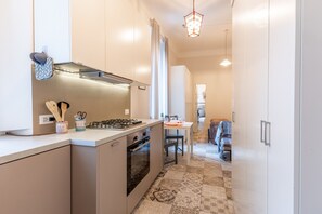 Fridge, microwave, oven, coffee/tea maker - O-Host NoLo (Milano)