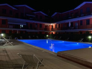 Apartment, 2 Schlafzimmer, Terrasse, Gartenblick | Pool | Außenpool