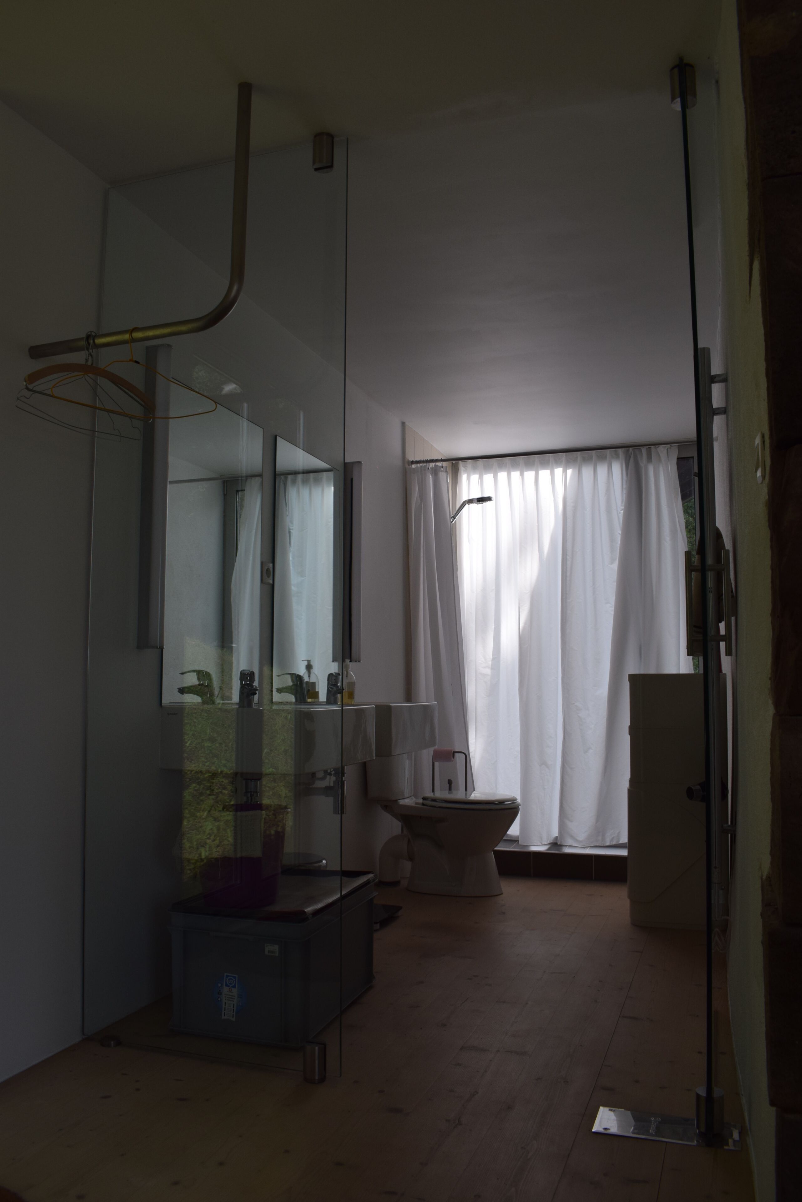 Douche, séchoir à cheveux, serviettes fournies, savon