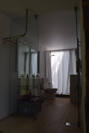 Shower, hair dryer, towels, soap - Gîte du Mont Gérard, 7 ha private Etang, quietly situated in the countryside (La Lanterne-et-les-Armonts)