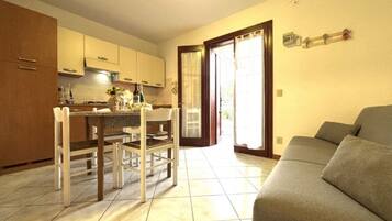 Apartamento, 1 quarto, varanda, vista para o jardim | Sala de jantar