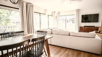Condo, Berbilang Katil, Pool Access, Garden View (The Family Clubhouse) | Ruang tamu