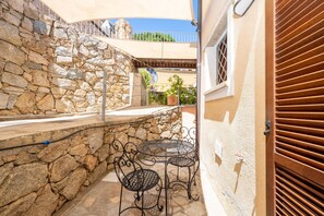 Outdoor dining - Apartment 'A 104 Puntavilla' – Perfect for Large Families (La Maddalena)