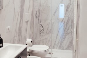 Shower, bidet, towels - GuestHost - Guest Host - Elegant Studio Apt Maison Vittoria (Bari)