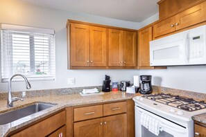 Private kitchen - 500 feet from Beach: 2BR with Resort Amenities (Marina)