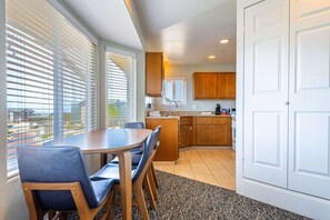 Dining - 500 feet from Beach: 2BR with Resort Amenities (Marina)