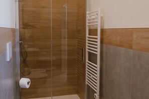 Shower, bidet, towels - GuestHost - Comfortable Room for 2 Maison Vittoria (Bari)