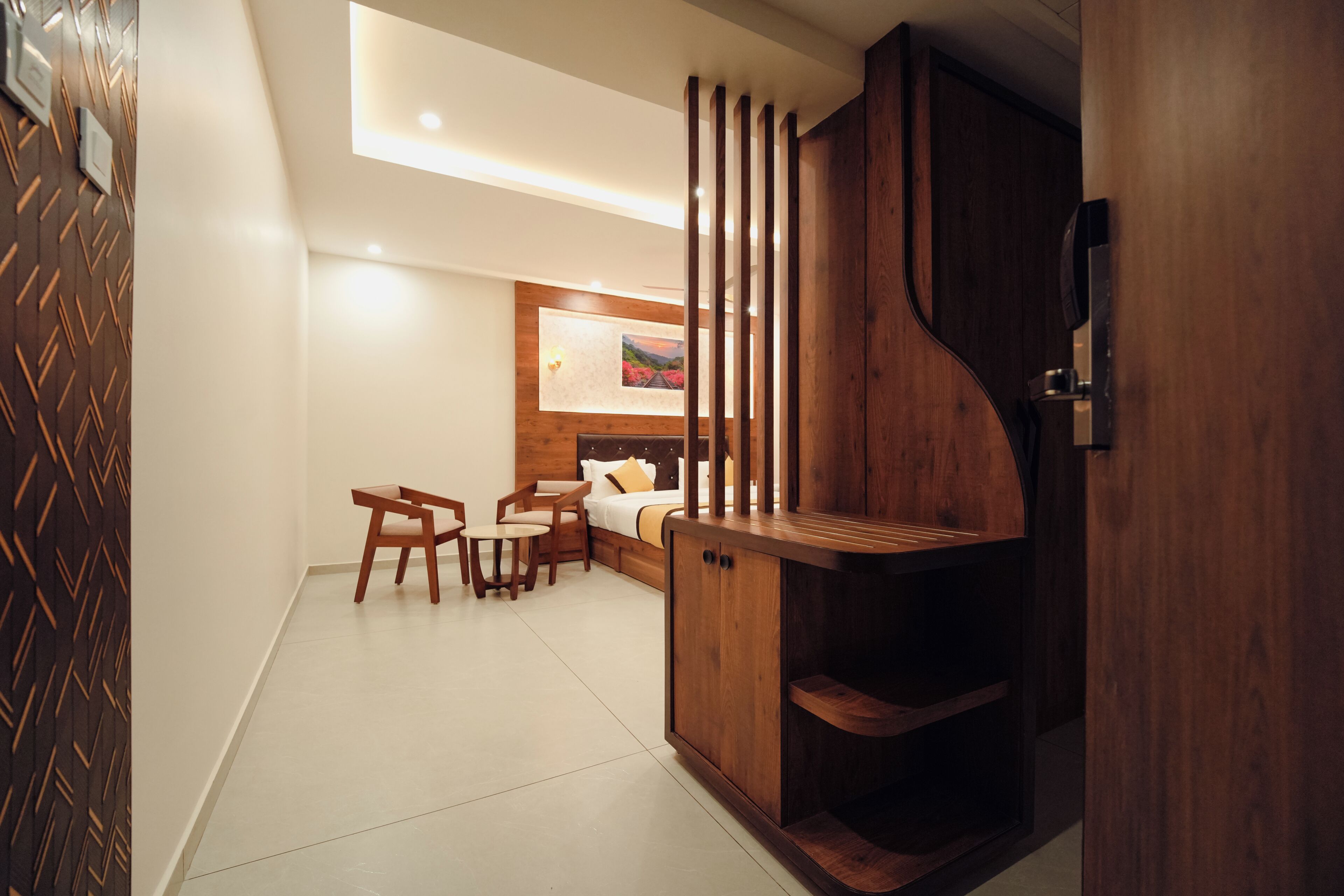 Una habitación moderna con una cama, un armario de madera, un escritorio y una silla.