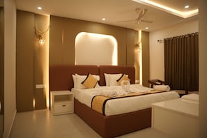 Minibar, tabla de planchar con plancha, wifi gratis y ropa de cama