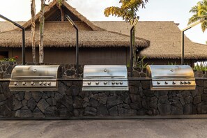 Terrace/patio - Two 2BR Condos, Pool, Hot Tub, Prime location (Kailua-Kona)