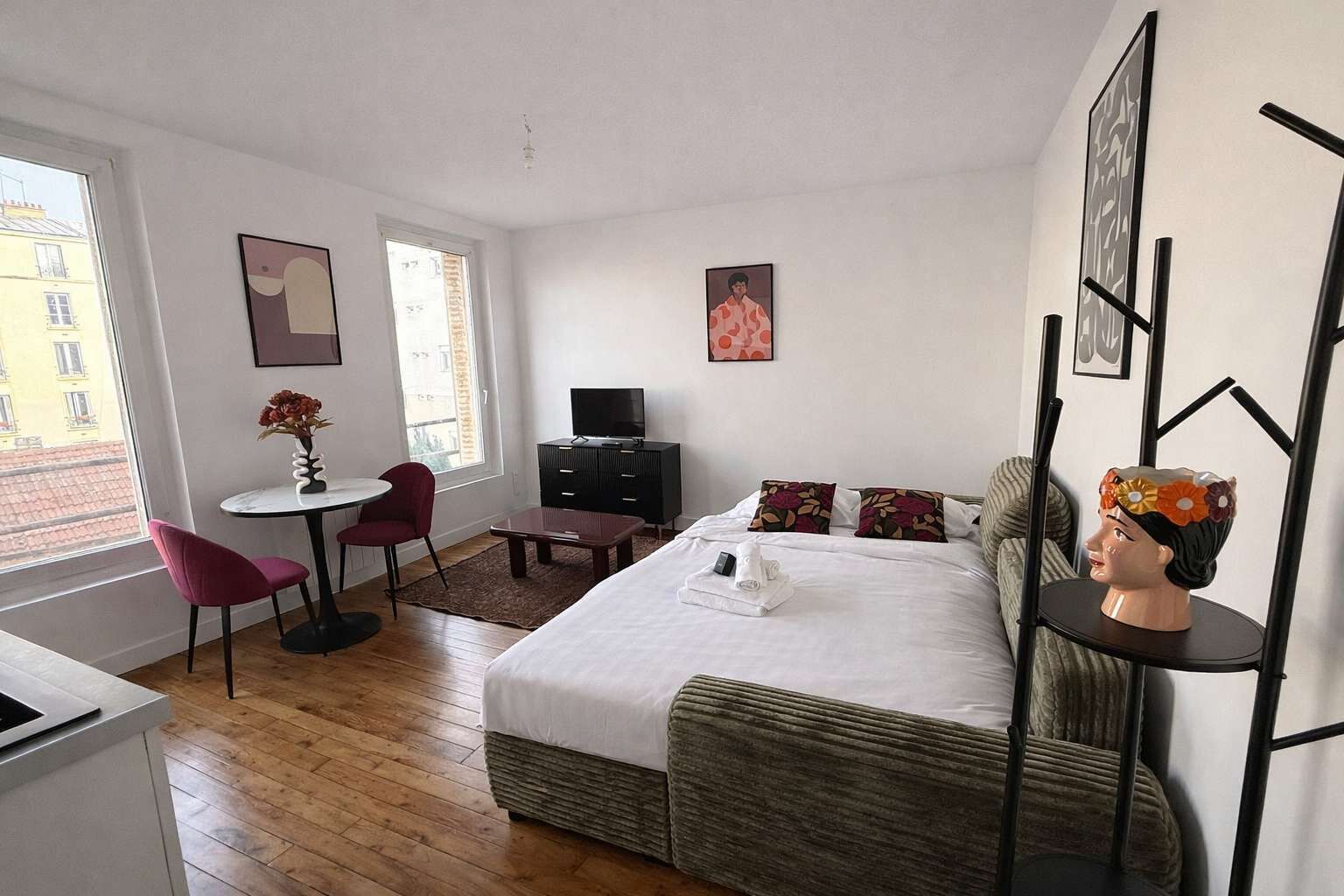 Tabla de planchar con plancha, wifi y ropa de cama 