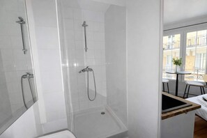 Shower, hair dryer, towels, shampoo - Studio Charmant Paris 15eme Proche Metro (Paris)