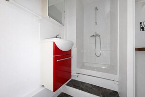 Shower, hair dryer, towels, shampoo - Studio Charmant Paris 15eme Proche Metro (Paris)