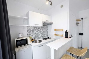 Kylskåp, mikrovågsugn, spishäll och kaffe- och tebryggare