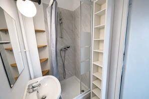 Shower, hair dryer, towels, shampoo - Jolie studio 25m2 bien equipe 2P - Paris 20 (Paris)