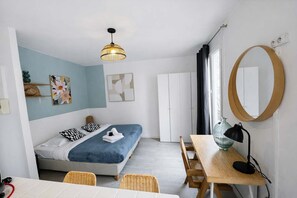 Iron/ironing board, bed sheets - Jolie studio 25m2 bien equipe 2P - Paris 20 (Paris)