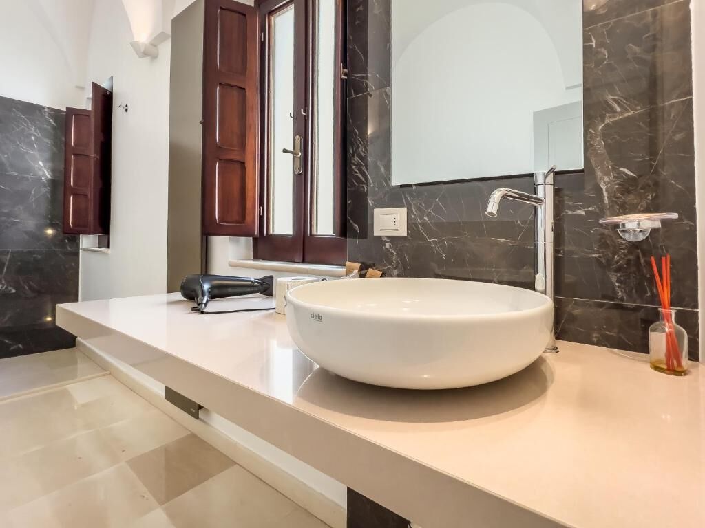 Doppia Junior, balcone, vista città | Servizio della camera