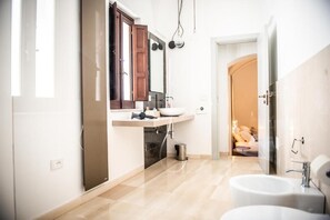 普通雙人房, 陽台, 城市景觀 | 浴室